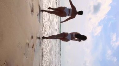 Denizde koşan iki kadın 