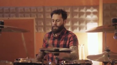 Davul çalan müzisyen. 