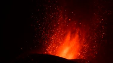 Geceleri kraterden sıcak lav ve magma fışkırıyor. Cumbre Vieja volkanik patlaması La Palma Kanarya Adaları, İspanya, 2021