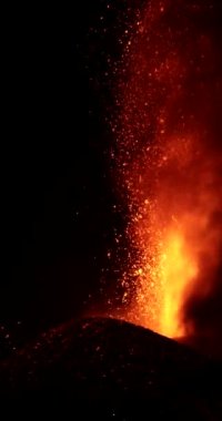 Siyah duman bulutlarıyla kraterden sıcak lav ve magma püskürten bir volkanın sağına yakın plan. Cumbre Vieja volkanik patlaması La Palma Kanarya Adaları, İspanya, 2021