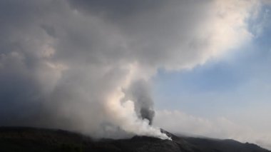 Volkanik Cumbre Vieja volkanının La Palma Adası 'nda yoğun dumanla kaplandığı nefes kesici dağ manzarası.