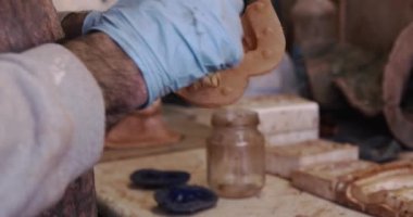 Minyatür çömlek figürleri manifacturing sürecinin yakın çekim görüntüleri