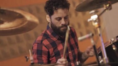 Davul çalan müzisyen. 