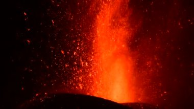 Geceleri kraterden sıcak lav ve magma fışkırıyor. Cumbre Vieja volkanik patlaması La Palma Kanarya Adaları, İspanya, 2021