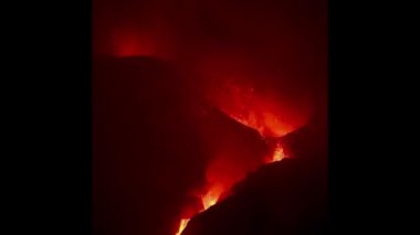 Yakın çekim magma İzlanda 'daki volkan deliğinden kıvılcımlar saçar.