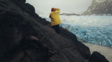 Buz gölündeki kadın İzlanda 'daki bir buzulda 