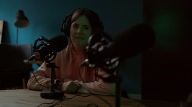 Profesyonel mikrofon ve ses karıştırıcı kullanılarak çevrimiçi podcast sunucu kayıt röportajı