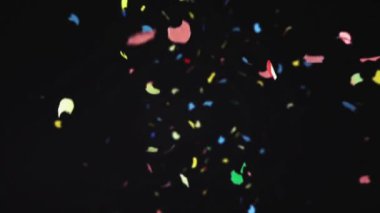 konfeti gri arkaplanda düşüyor