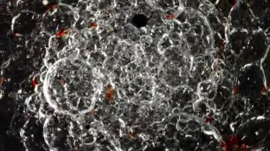 Koyu yağda bir sürü baloncuk