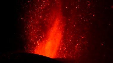 Geceleri kraterden sıcak lav ve magma fışkırıyor. Cumbre Vieja volkanik patlaması La Palma Kanarya Adaları, İspanya, 2021