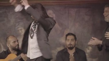 cuadro flamenko dansçıları sahnede