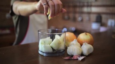 Sos için sebze pişirip hazırlamak, soğan ve sarımsakla karıştırmak. 