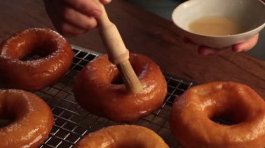 Genç bir kadının yakın plan görüntüsü mutfakta hamur işleri hazırlıyor.