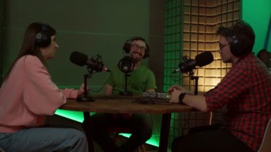 Profesyonel mikrofon ve ses karıştırıcı kullanılarak çevrimiçi podcast sunucu kayıt röportajı