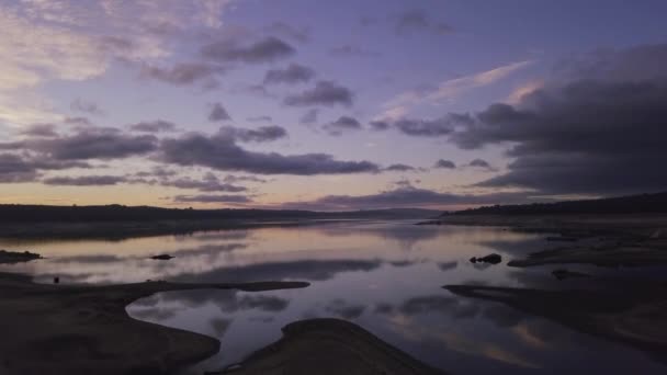 Malowniczy Widok Jezioro Pod Zachmurzonym Niebem Podczas Zachodu Słońca — Wideo stockowe