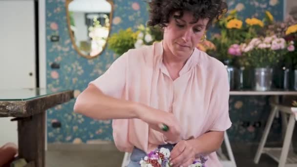 Квіткова Жінка Працює Квітковому Магазині — стокове відео