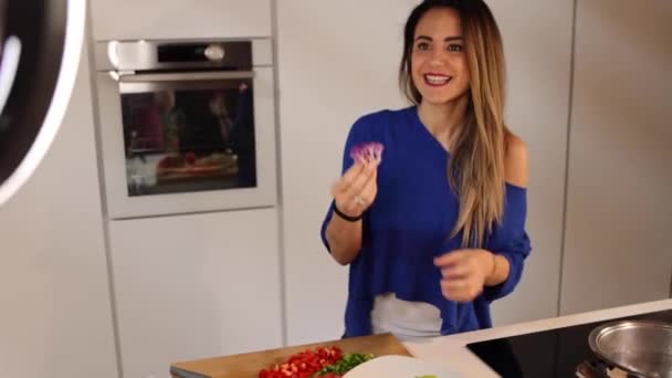 Mor Karnabahar Parçasıyla Neşeli Kadın Blogcu Mutfağında Cep Telefonuyla Yemek — Stok video