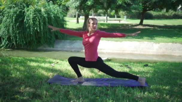 Real Time Full Body Sportive Female Activewear Practicing Crescent Lunge — Stock Video