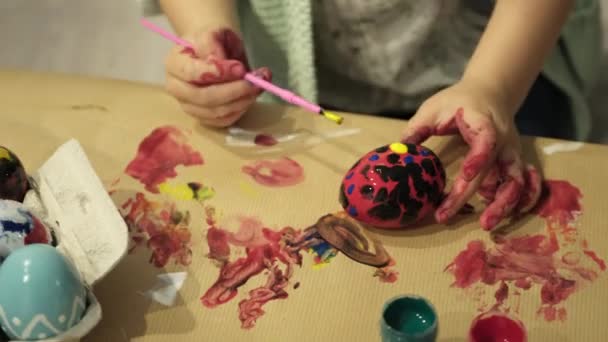 Καλές Διακοπές Του Πάσχα Όμορφο Κοριτσάκι Ζωγραφίζει Και Διακοσμεί Αυγό — Αρχείο Βίντεο