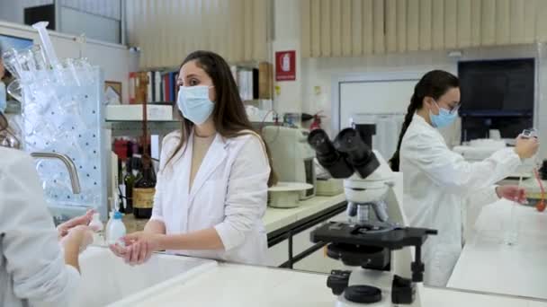 Γυναίκα Επιστήμονας Λευκό Παλτό Και Προστατευτικές Μάσκες Πλύσιμο Των Χεριών — Αρχείο Βίντεο
