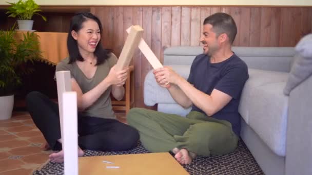 Couple Multiracial Table Montage Sur Tapis Dans Maison — Video