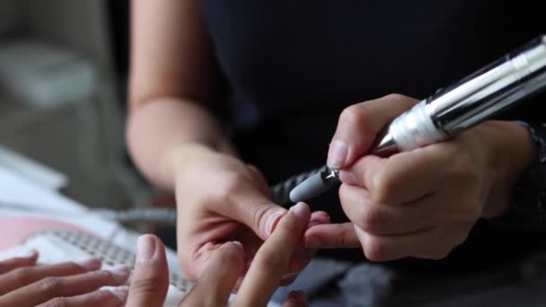 Desde Arriba Cosecha Irreconocible Maestro Femenino Usando Lima Uñas Eléctrica — Vídeos de Stock