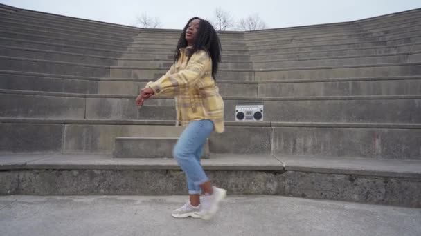 Yandan Afro Amerikalı Kadın Dans Ederken Merdivenlerde Müzik Dinlerken Görülüyor — Stok video