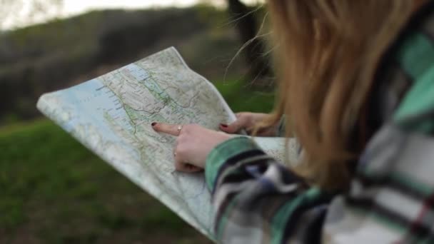 Kırsaldaki Çayırlarda Kağıt Haritalı Yüzüklü Tanınmayan Bir Kadın Gezgin Eli — Stok video