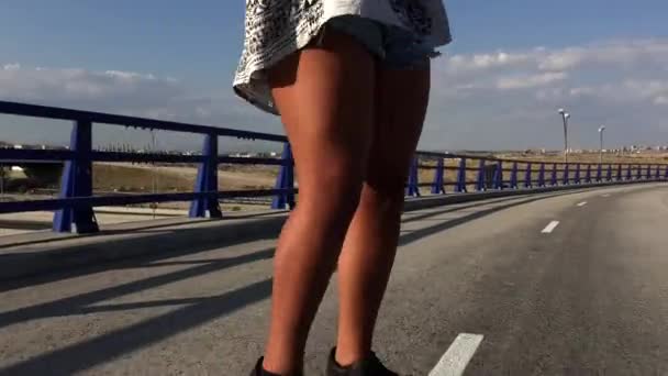 Ung Kvinna Ridning Skridsko Vid Motorvägen — Stockvideo
