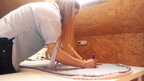 Tavan Arasındaki Terzi Atölyesinde Çalışırken Yumuşak Kumaş Üzerinde Bırakmak Için — Stok video