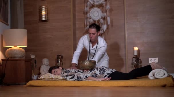 Terapeut Spiritual Masculin Margele Jucând Castron Cântat Tibetan Peste Femeie — Videoclip de stoc
