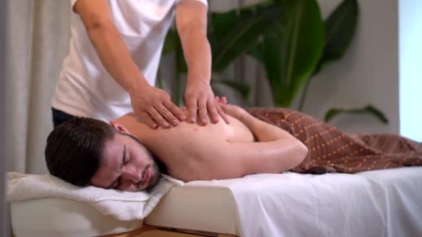 Ung Man Med Asiatisk Massage Spa Salongen — Stockvideo