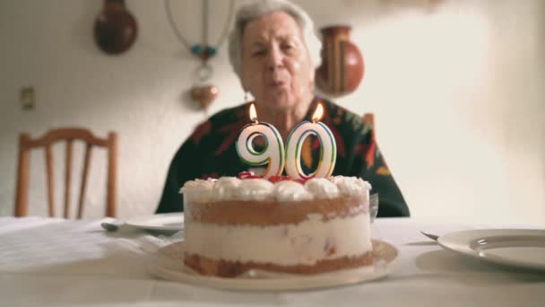Ältere Frau Bläst Kerzen Auf Geburtstagstorte Und Klatscht Dann Die — Stockvideo