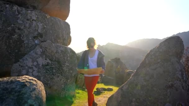 Vue Latérale Une Jeune Exploratrice Heureuse Aux Cheveux Foncés Vêtements — Video