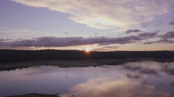 Vista Panorâmica Lago Sob Céu Nublado Durante Pôr Sol — Vídeo de Stock