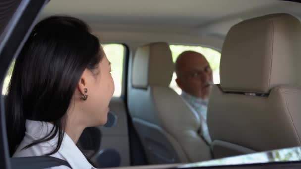 Εκτελεστική Επιχειρηματίας Κάθεται Στο Ταξί — Αρχείο Βίντεο