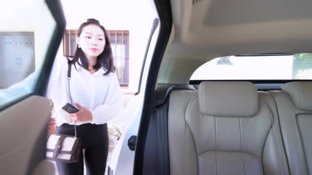Genç Asyalı Kadın Gündüz Vakti Taksiye Biniyor — Stok video