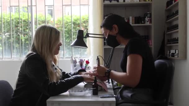 Cortar Mestre Fêmea Irreconhecível Usando Arquivo Unhas Elétrica Fazer Manicure — Vídeo de Stock