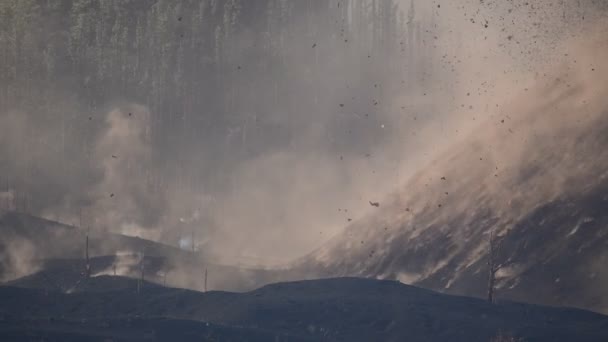 Вулкан Викидає Гарячу Лаву Магму Кратера Хмарному Тлі Вулканічне Виверження — стокове відео