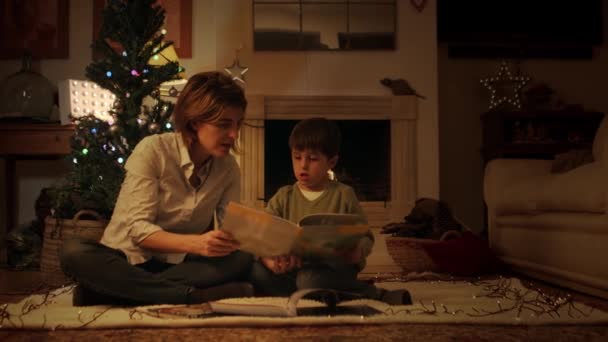自宅で家族とクリスマスと新年のお祝い — ストック動画