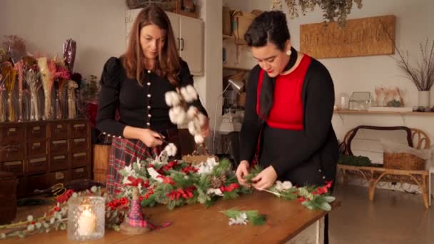 Felvétel Boldog Női Barátok Álló Asztalnál Hogy Kreatív Karácsonyi Koszorú — Stock videók