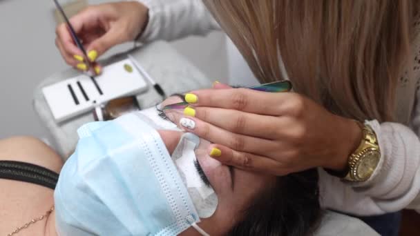 Hög Vinkel Gröda Oigenkännlig Kosmetolog Med Pincett Tillämpa Falska Ögonfransar — Stockvideo