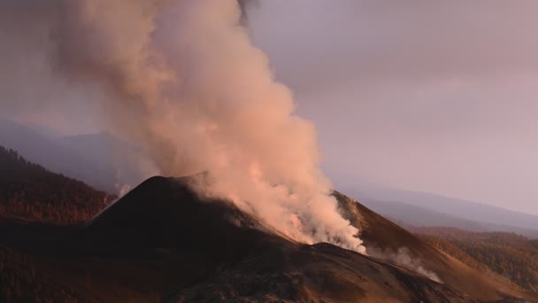 拉帕尔马岛上喷发的Cumbre Vieja火山被浓烟覆盖的山区景观的令人惊叹的空中景观 — 图库视频影像