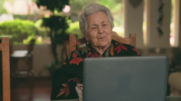 Pan Prawy Widok Starszą Kobietę Krótkimi Siwymi Włosami Siedzącą Krześle — Wideo stockowe