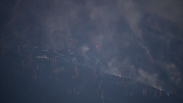 火山は雲の背景にクレーターから熱い溶岩とマグマを噴出した パルマ カナリア諸島のカンブル ビエハ火山噴火 スペイン 2021年 — ストック動画