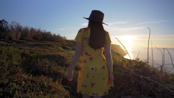 Pandangan Kembali Menarik Menarik Wanita Dengan Gaun Kuning Dalam Pikiran — Stok Video