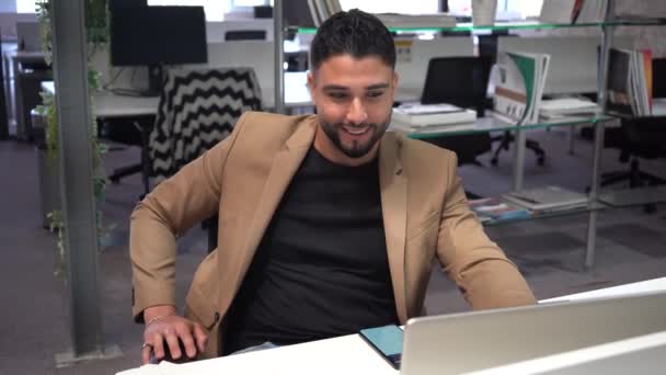 Empresario Masculino Feliz Étnico Hablando Por Teléfono Móvil Trabajando Lugar — Vídeos de Stock