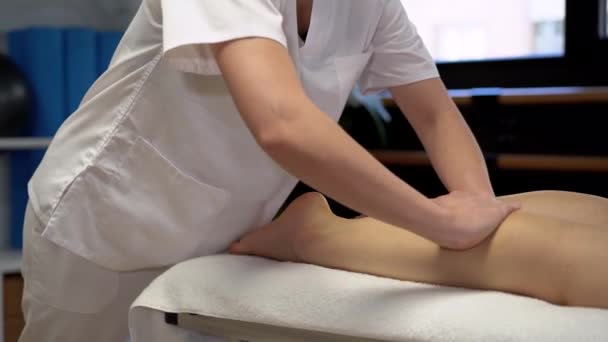 Cultivado Massagista Irreconhecível Manto Branco Massageando Bezerro Cultura Paciente Feminina — Vídeo de Stock