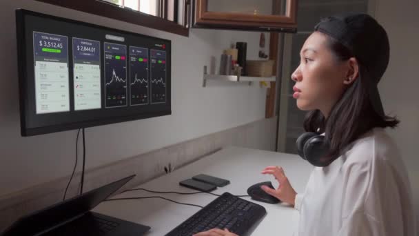 Концентрированная Азиатская Женщина Работающая Компьютере Графиками Демонстрирующими Динамику Изменения Стоимости — стоковое видео