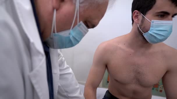 Quiroprático Masculino Profissional Examinando Braço Paciente Máscara Durante Consulta Hospital — Vídeo de Stock